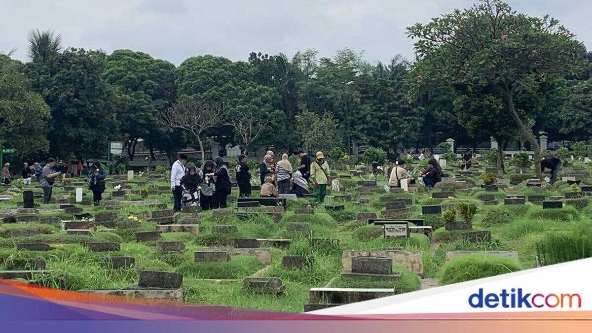 Menteng Pulo Cemetery Thronged with Visitors Ahead of Ramadan