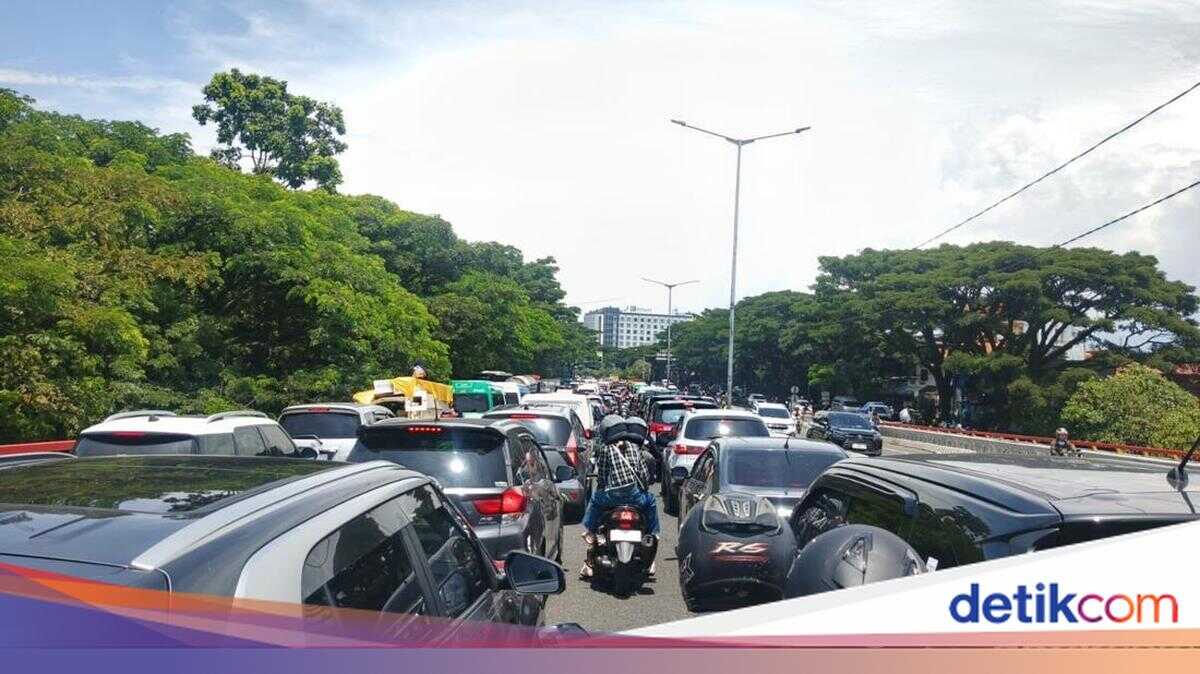 More Than 1.5 Million Vehicles Flood Bandung During Lunar New Year Long Weekend