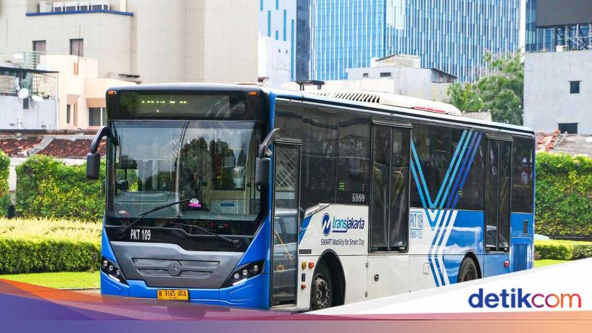 Bus Suddenly Emits Thick Smoke at Pancoran, Transjakarta Reveals Cause