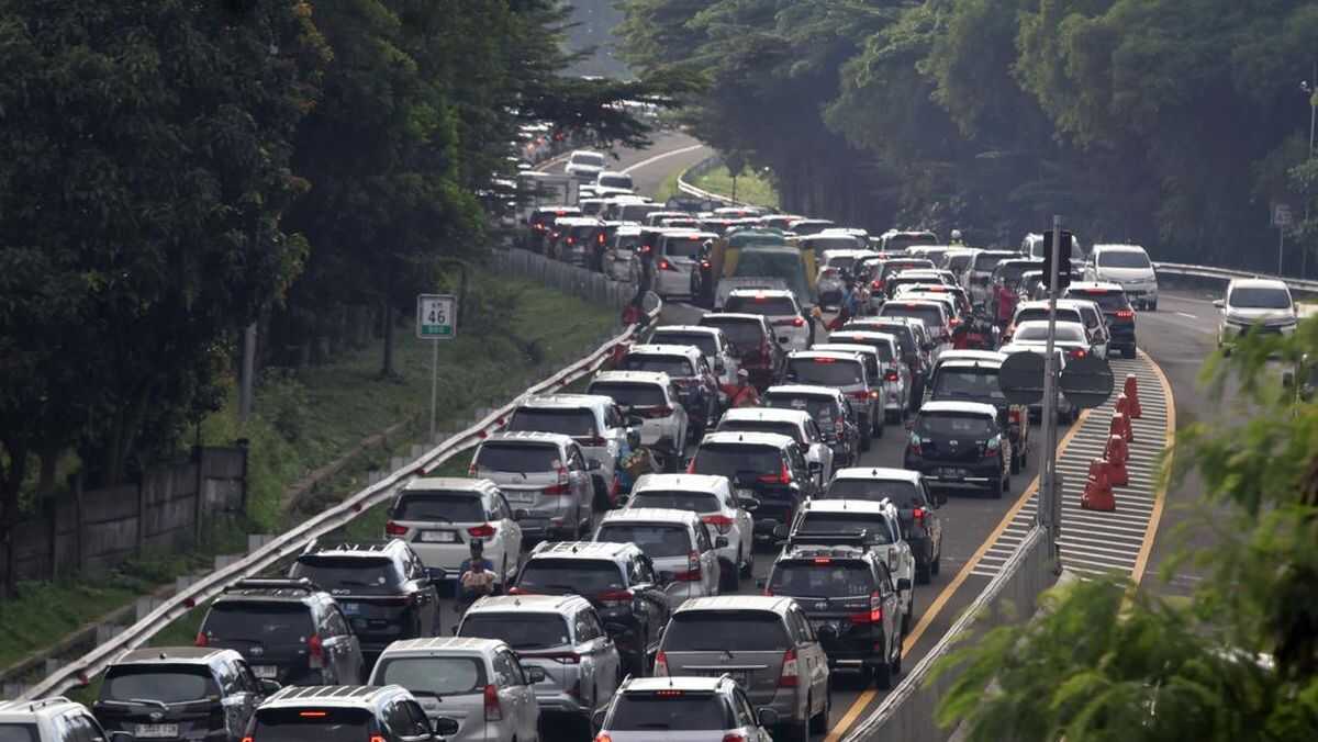 Chinese New Year Holiday: One-Way Traffic System Implemented Towards Puncak Bogor