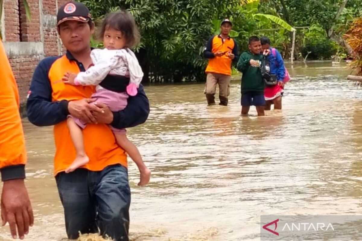 Cabean River Embankment in Demak Collapses, Flooding Hundreds of Homes