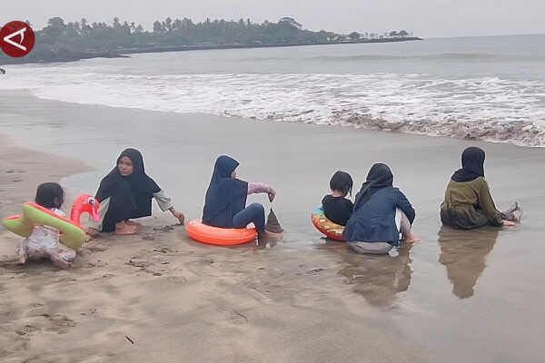 Chinese New Year Holiday Boosts Anyer Tourism Economy