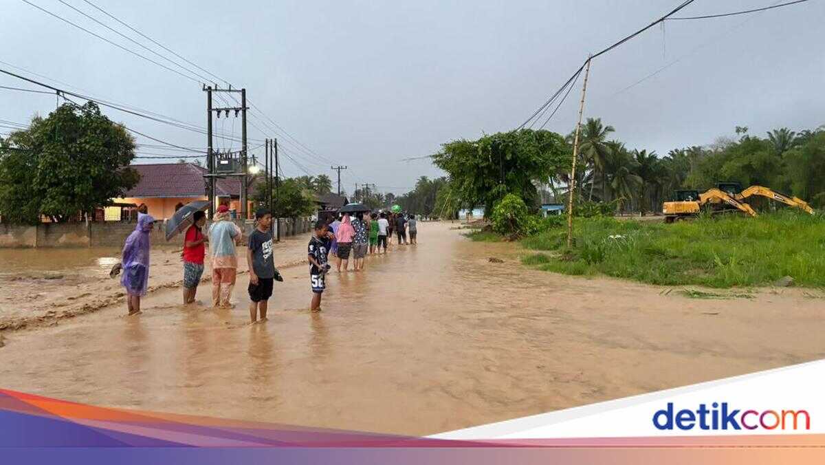 All Subdistricts in Tapteng Submerged by Flooding After Heavy Rain, Bridge Severed