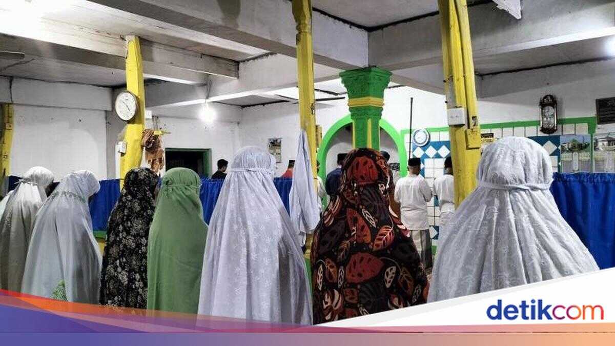 Naqshbandiyya Congregation in Padang Performs First Tarawih Prayers Tonight