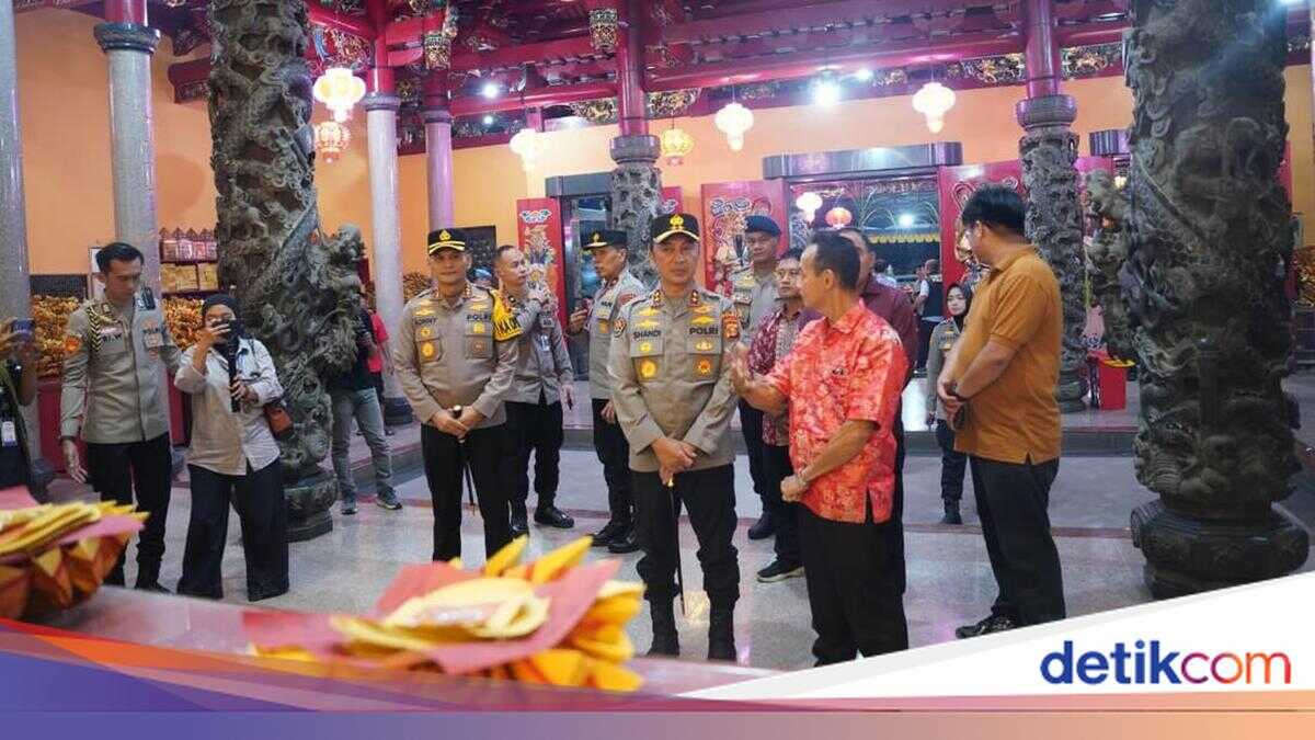 South Sumatra Police Chief Inspects Temples in Palembang to Ensure Safe Lunar New Year Eve