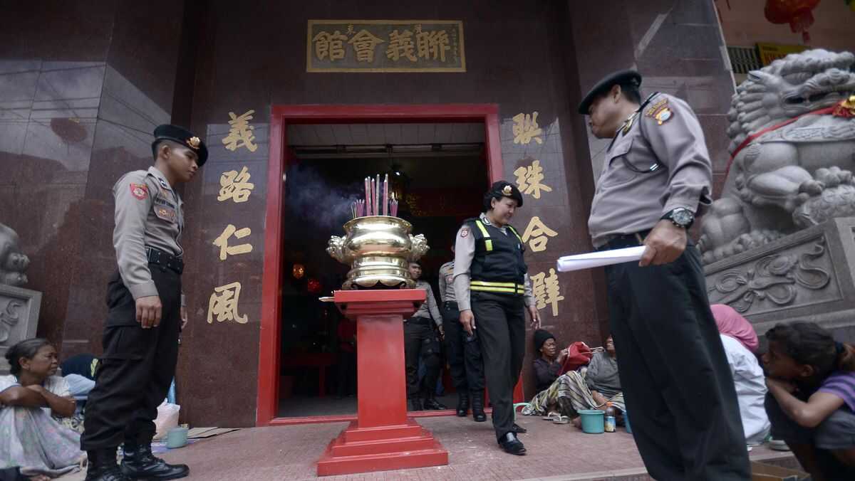 6 Temples in Makassar Guarded by 111 Police Officers on Chinese New Year Eve