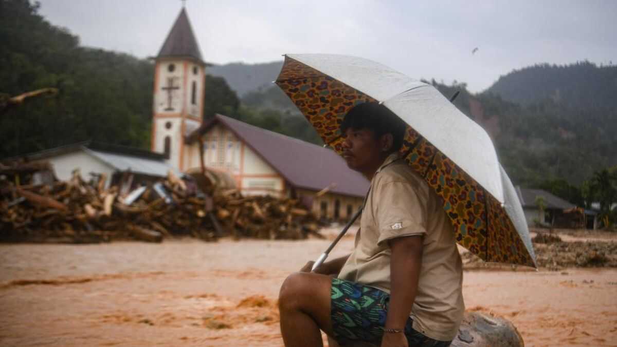 Floods Strike Central Tapanuli: Residents Evacuated, Roads Collapse