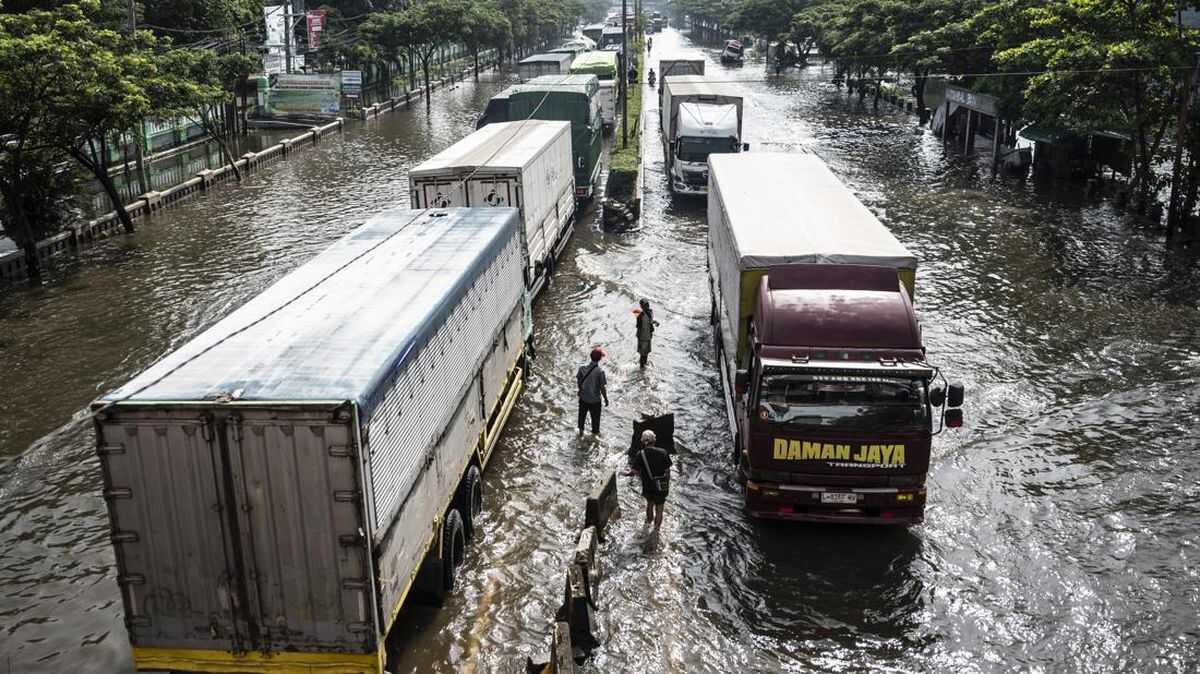Flooding Submerges Semarang's Northern Coast Road, Causing 15-Kilometre Traffic Jam