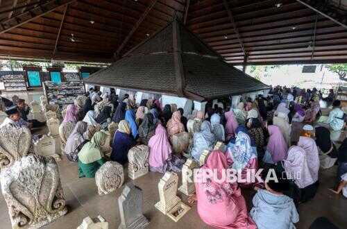 Thousands of Pilgrims Flock to Sunan Bonang's Tomb Ahead of Ramadan