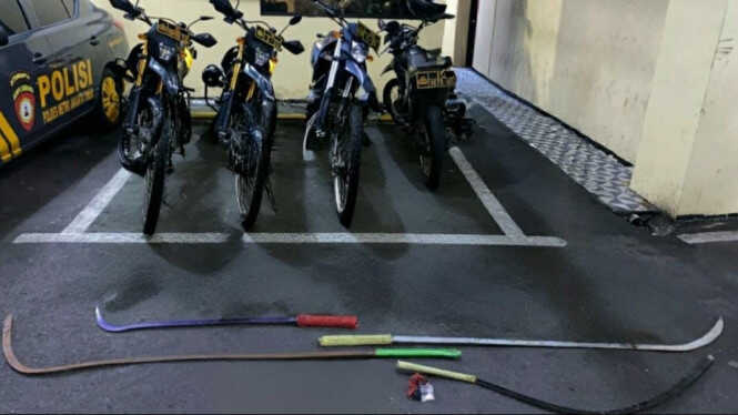 Brimob Officers Foil Planned Brawl in East Jakarta, Five Youths Arrested with Four Bladed Weapons