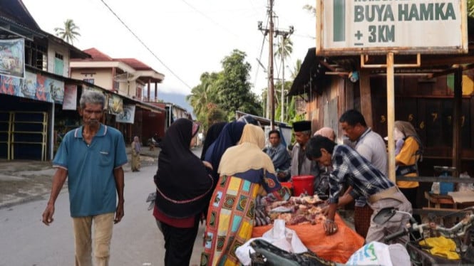 Ahead of Ramadan, Seasonal Beef Trader Rakes in Up to Rp 30 Million Selling in Disaster-Hit Area