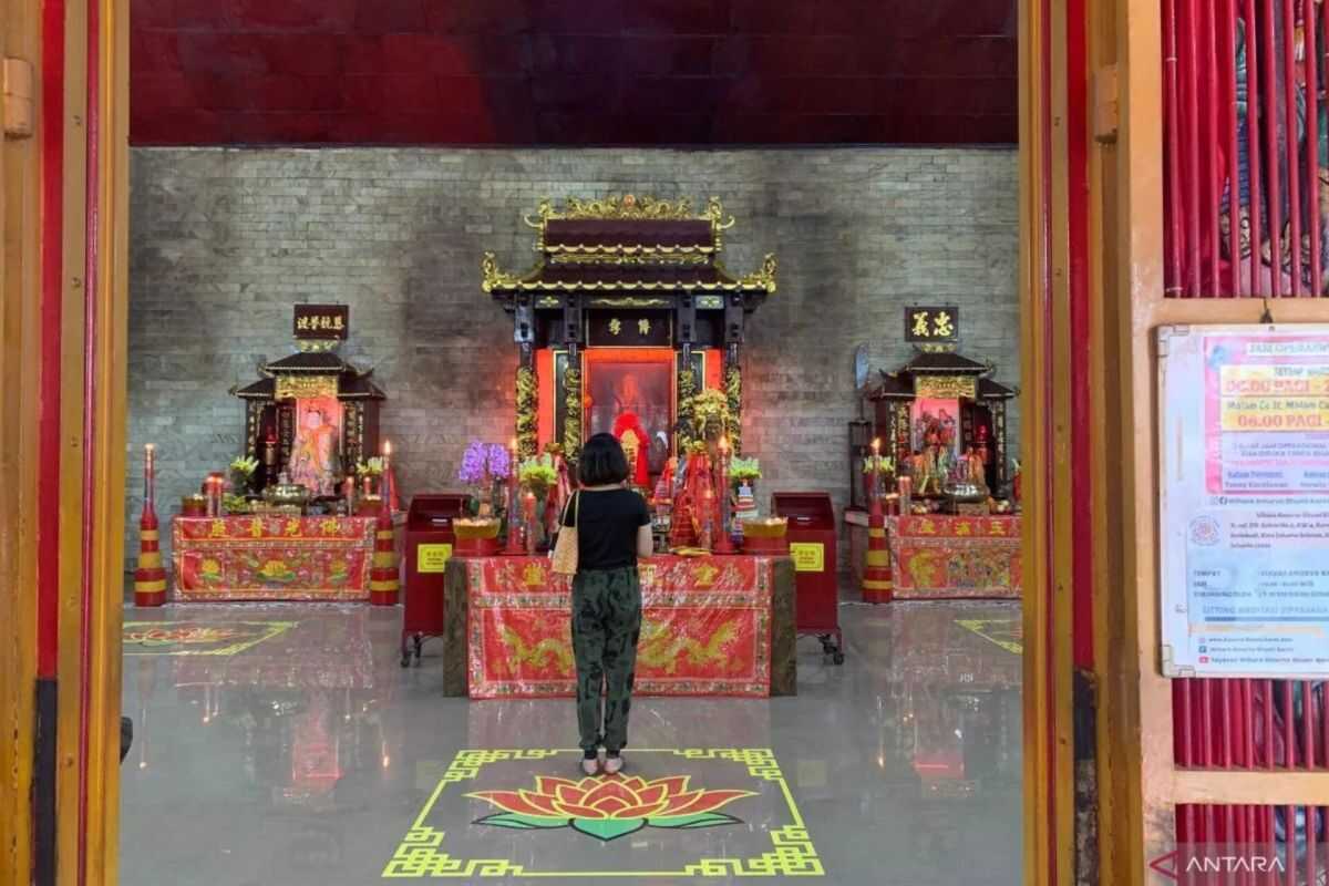 South Jakarta Police Guard Two Temples During Lunar New Year Celebrations