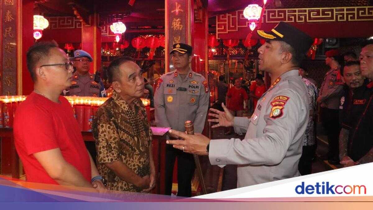 453 Joint Personnel Deployed to Secure Lunar New Year Celebrations at 42 Temples in West Jakarta
