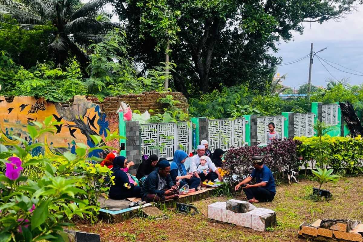 Pulau Karya Cemetery in Thousand Islands Crowded with Pilgrims Ahead of Ramadan