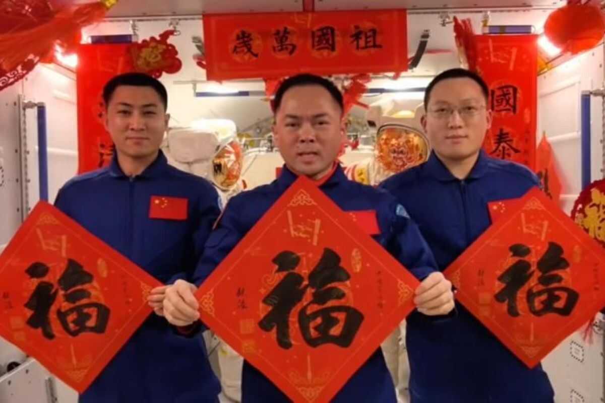 Chinese Space Station Crew Welcome Year of the Horse with Cake and Wishes