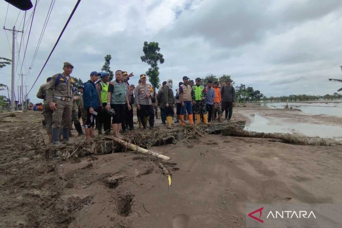 Kebonagung–Gubug road severed after Tuntang River embankment collapses