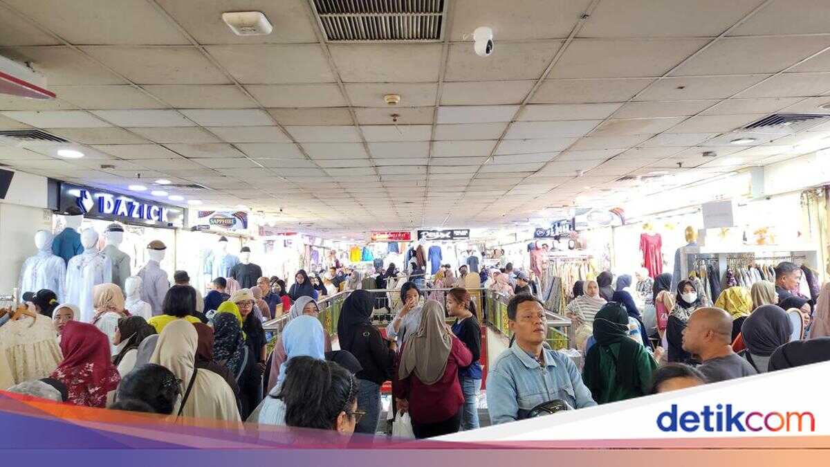 Ramadan Yet to Arrive, but Shoppers Already Flock to Tanah Abang for Eid Outfits