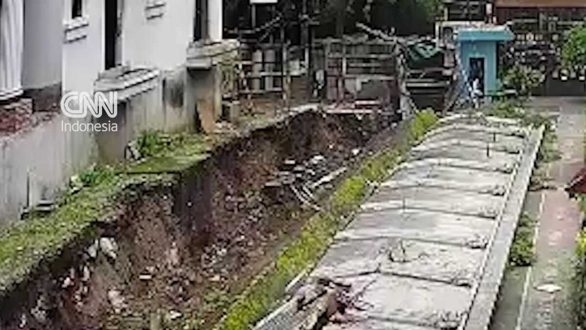 Moment Five-Metre Boundary Wall at SMPN 182 Jakarta Collapses