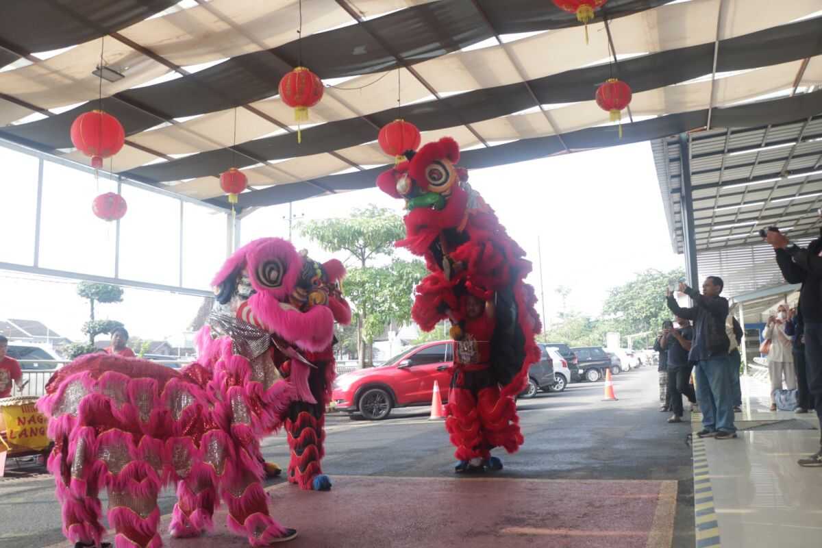 Daop 9 Stages Barongsai Performances to Celebrate Lunar New Year at Jember and Banyuwangi Stations