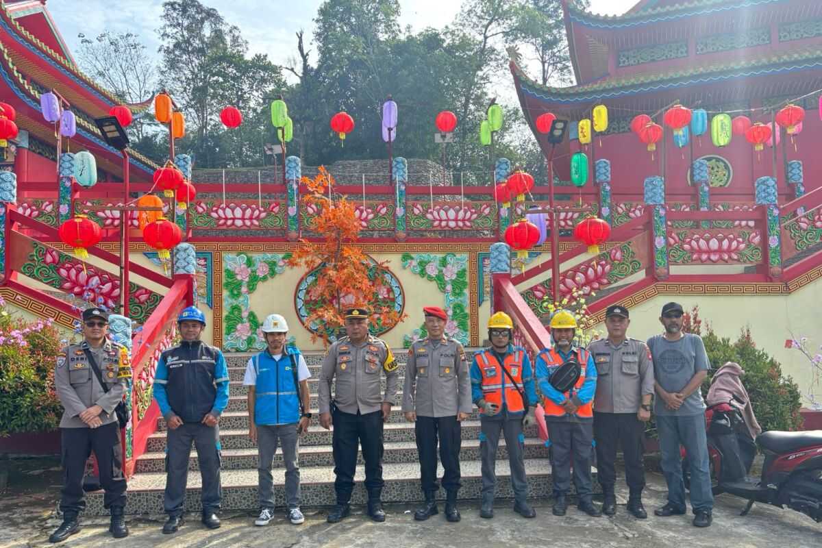 Police Deploy Tight Security for Lunar New Year Worship in Bengkayang