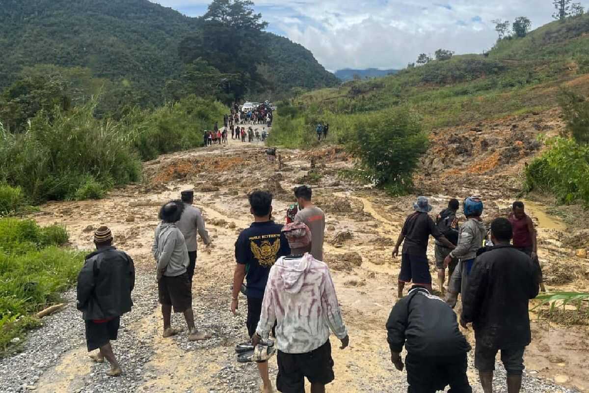 Military and Police Secure Wamena-Kelila Road in Papua After Landslide