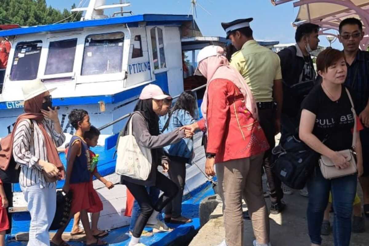 Thousands of Tourists Visit Thousand Islands During Lunar New Year Holiday