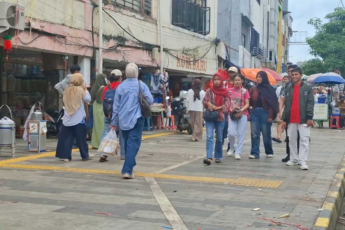 Lunar New Year Trinket Vendors on Jalan Pancoran Raya Vacate Their Stalls