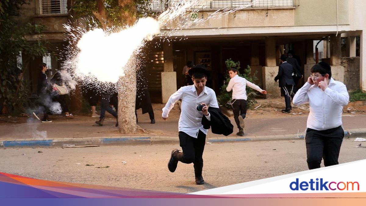 Ultra-Orthodox Jewish Group Chases Female Israeli Soldiers in Protest Against Compulsory Military Service