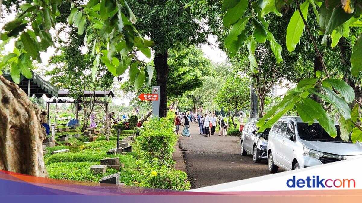Karet Bivak Public Cemetery in Central Jakarta Bustling with Visitors Ahead of Ramadan