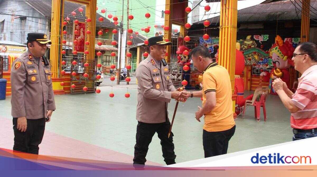Rokan Hilir Police Chief Personally Leads Patrol to Secure Chinese New Year Celebrations at Temples