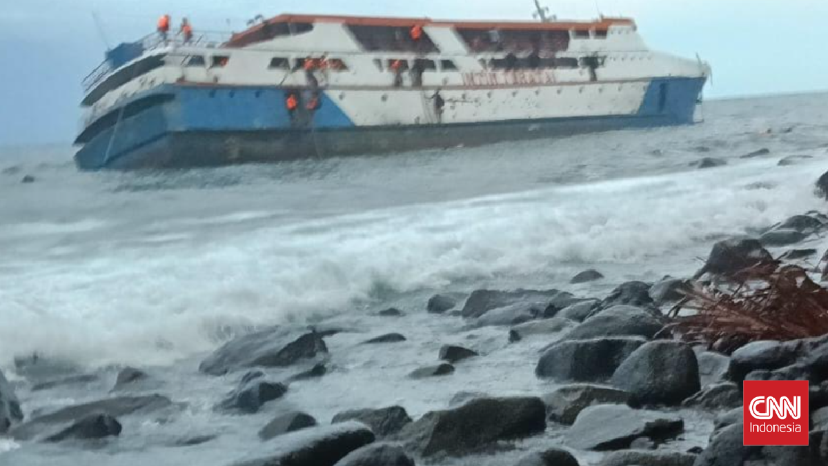 KM Intim Teratai Sinks off Makian Island in North Maluku, All 144 Passengers Safe