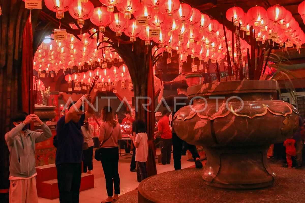 Chinese New Year: Boen Tek Bio Temple in Tangerang Visited by Thousands of Worshippers