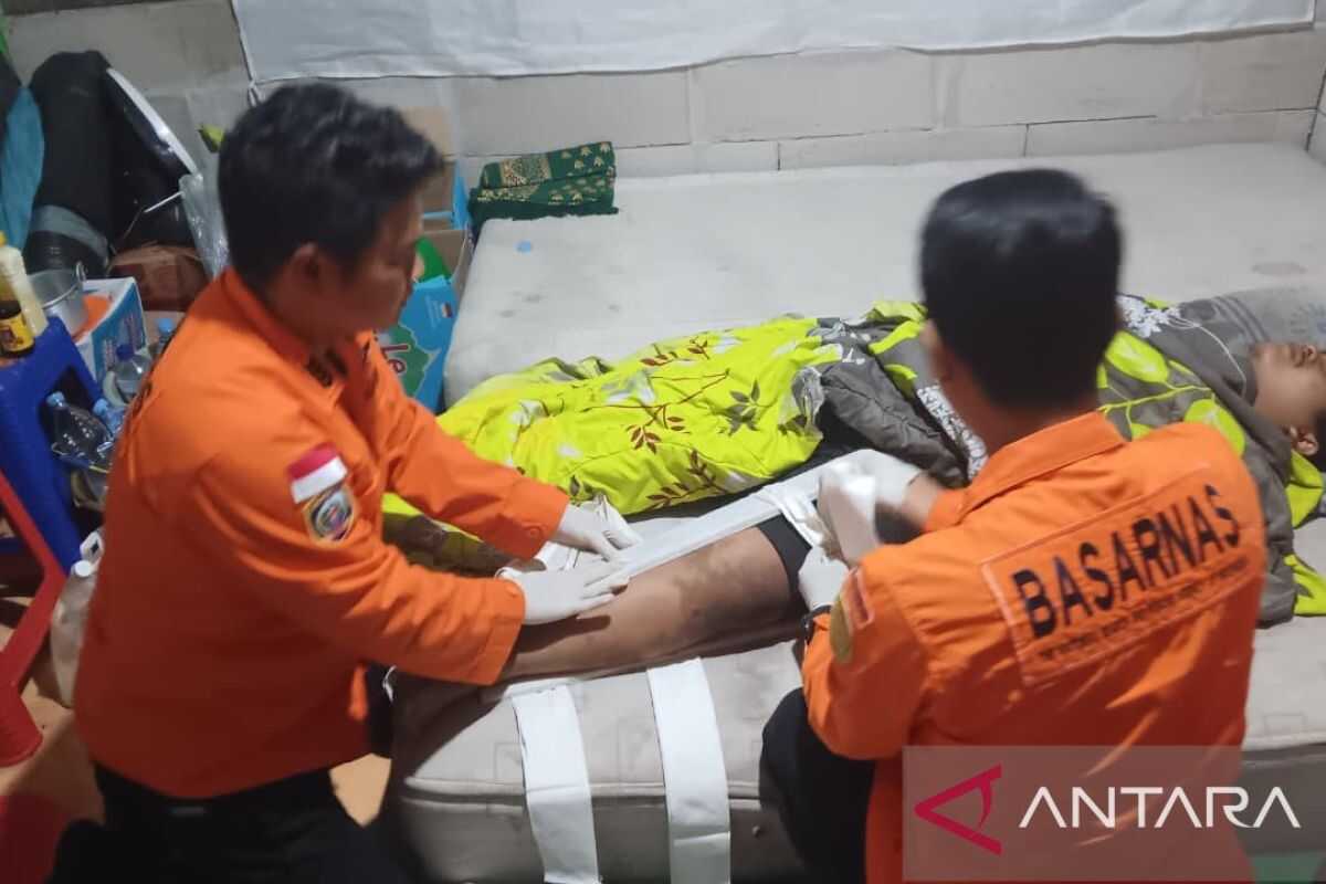 SAR Team Evacuates Hiker Who Fell and Broke Leg on Mount Rante, Banyuwangi