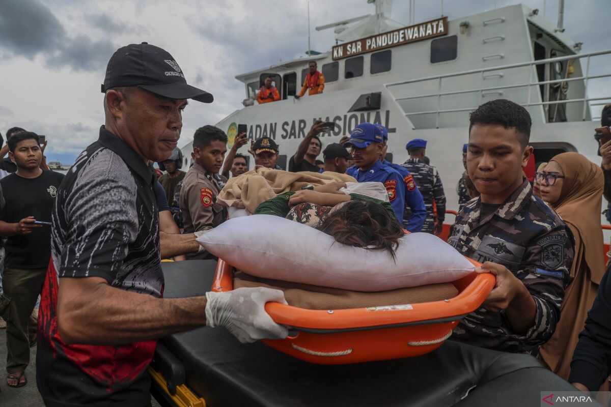 Evacuation of KM Intim Teratai Passengers After Vessel Runs Aground at Makian Island