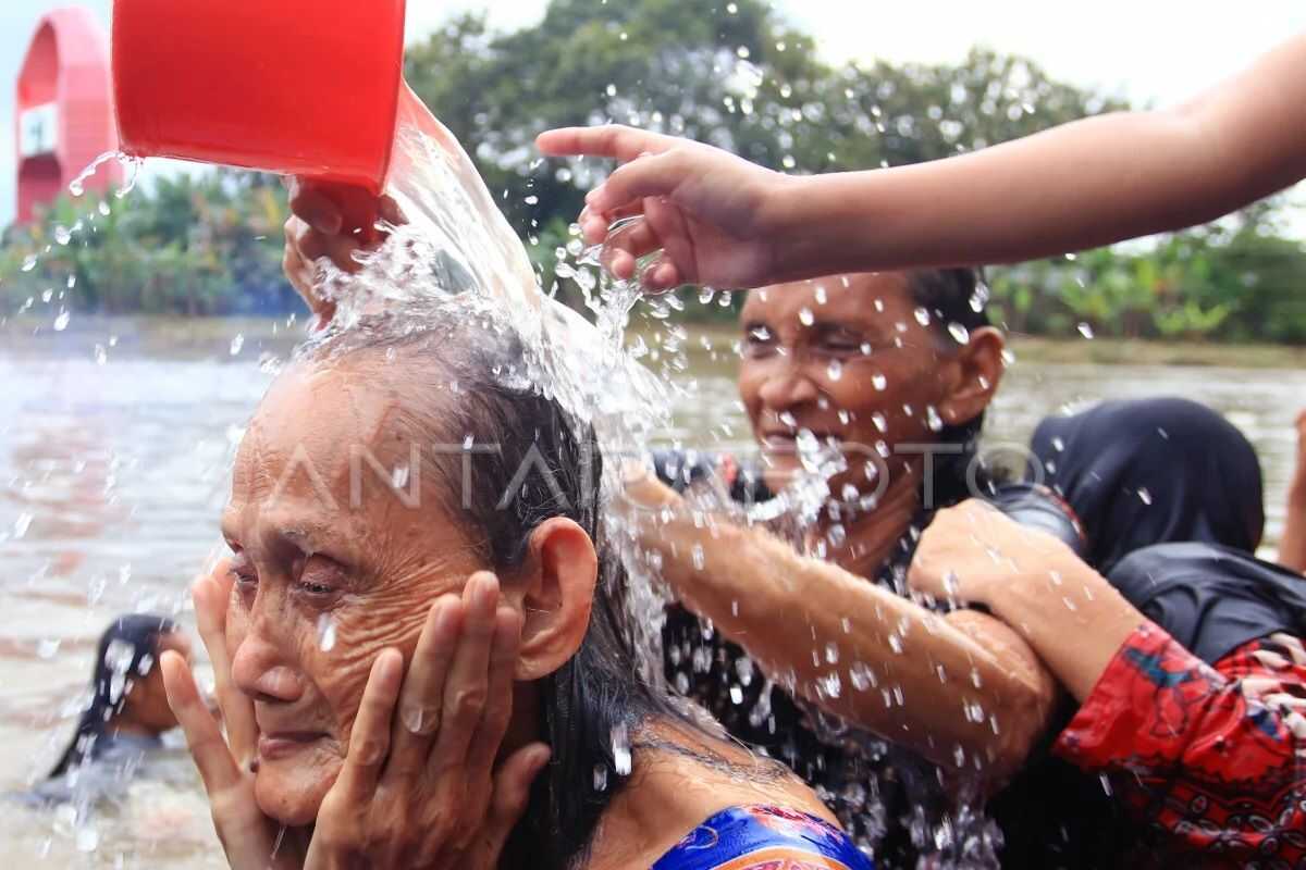 Ahead of Ramadan, Tangerang residents gather for communal hair-washing in the Cisadane River