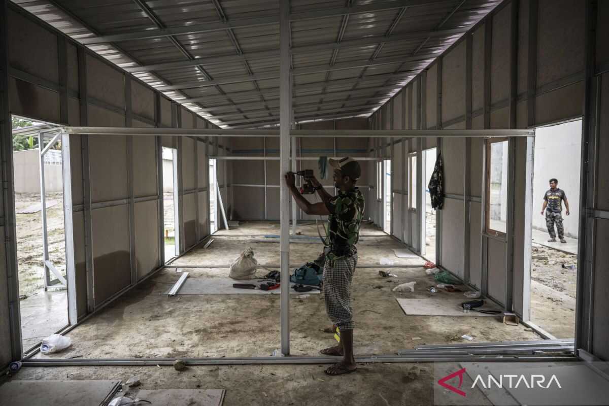 Temporary shelter construction in Langkahan pressed ahead despite heavy rain