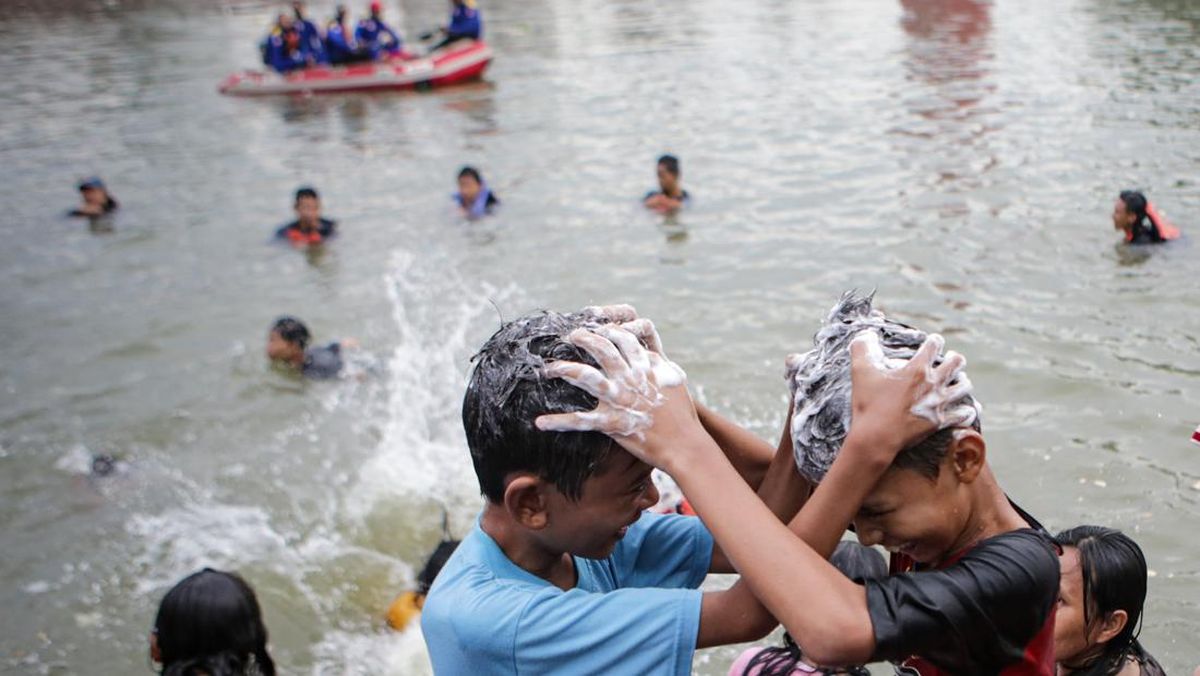 Hundreds Join Traditional Hair-Washing Ritual in Cisadane River Ahead of Ramadan