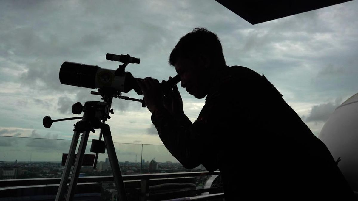 Ramadan Crescent Moon Not Visible in Surabaya, Still Below Horizon