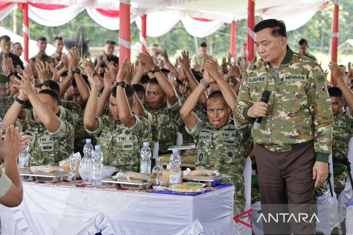 Defence Minister inspects Infantry Battalion 888/Satria Sejati to ensure troop readiness