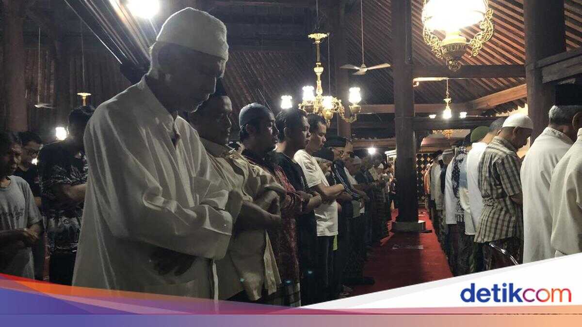 Masjid Gedhe Kauman in Yogyakarta Holds First Tarawih Prayers as Congregants Overflow