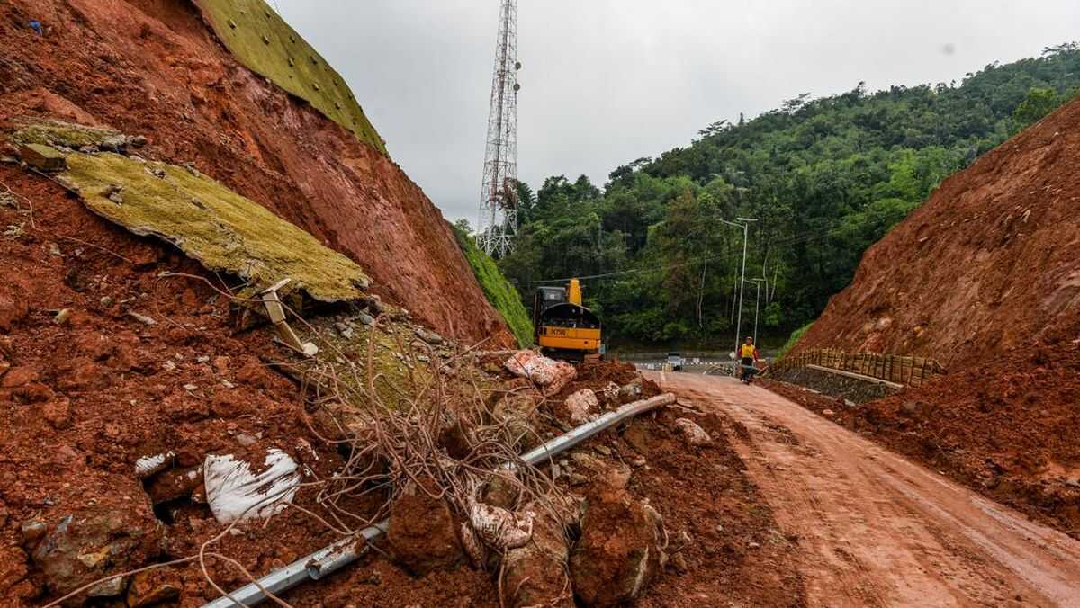 Wamena-Kelila Connecting Road in Papua Severed by Landslide
