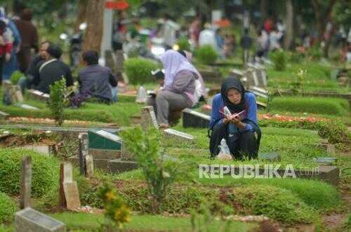 Grave Pilgrimage Tradition Ahead of Ramadan: Prayers and Flower Petals on Loved Ones' Tombs