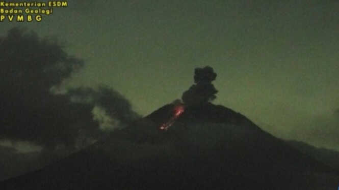 Mount Semeru Erupts Again Tonight, Ash Column Reaches 800 Metres Above Summit