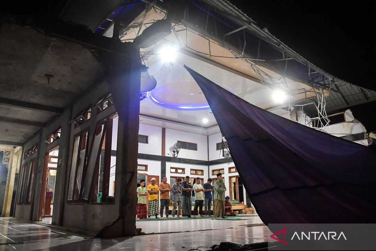 Disaster Survivors in South Tapanuli Hold First Ramadan Tarawih Prayers