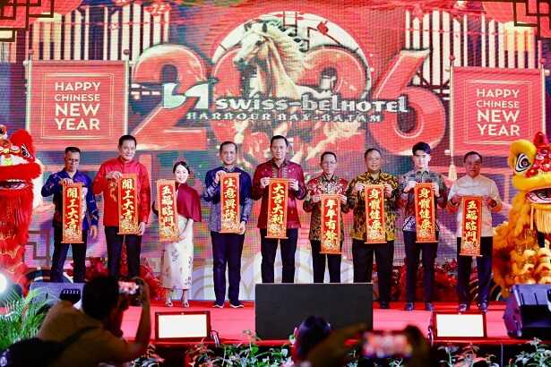 Coordinating Minister AHY and Transmigration Minister Attend Lunar New Year Celebration in Batam