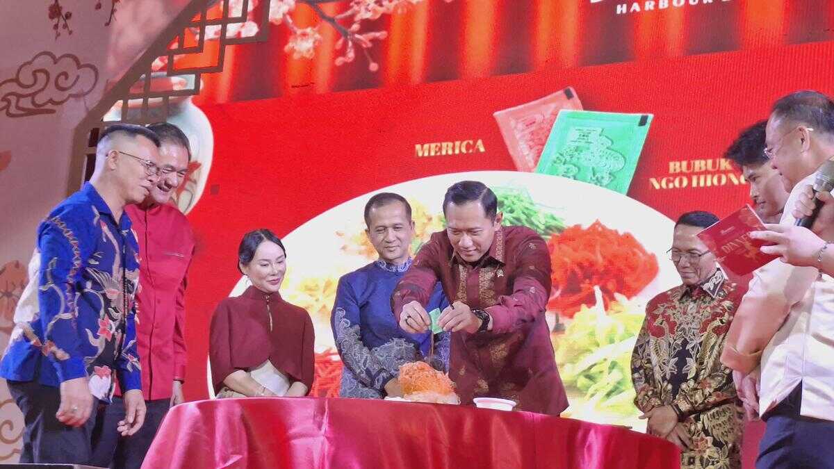 Ministers AHY and Iftitah Join Lo Hei Tradition for Lunar New Year Celebrations in Batam