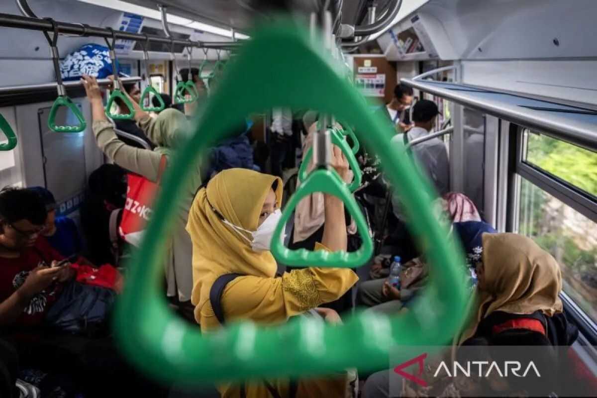 KAI Commuter: Passengers Permitted to Break Fast on KRL Trains During Ramadan