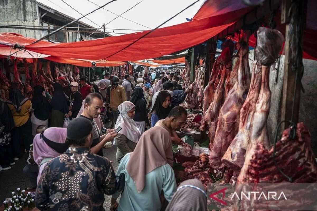 Residents enthusiastically hunt for "meugang" meat at Lhokseumawe market in Aceh