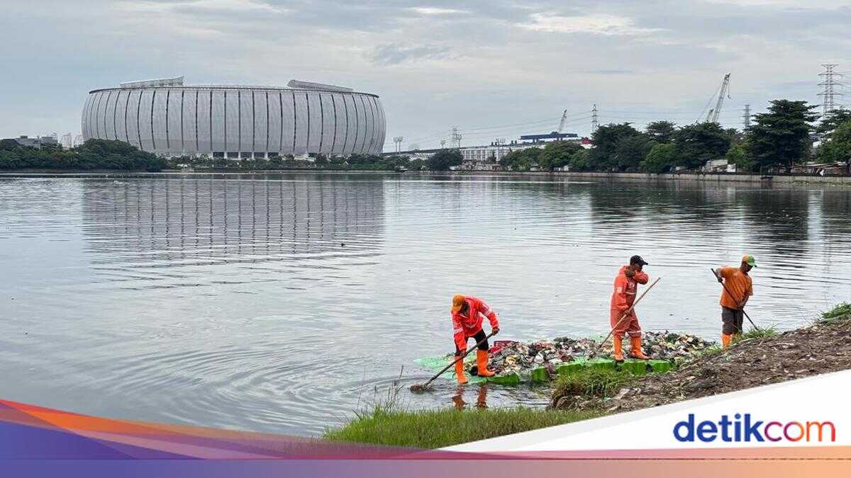 30 Firefighters Deployed to Search for Drowning Victim at Sunter Lake, North Jakarta