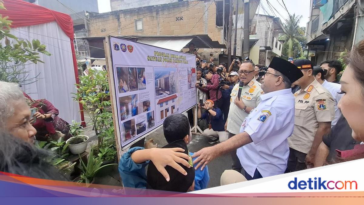 Jakarta Civil Service Police Unit Renovates Resident's Home in West Jakarta, Funded by Members' Contributions
